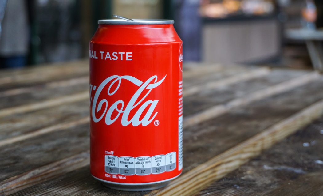 Καταργεί την πλαστική μεμβράνη στα κουτάκια της η Coca Cola