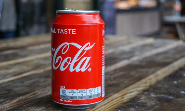 Καταργεί την πλαστική μεμβράνη στα κουτάκια της η Coca Cola