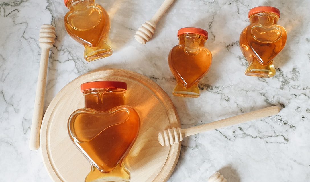 Πώς το μέλι δυναμώνει τη ρίζα του φυτού & μία συνταγή
