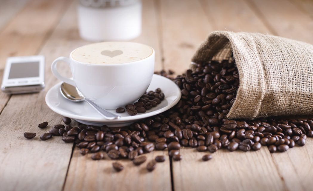 Καφεΐνη: Τι λένε οι μελέτες για τα οφέλη και τις αρνητικές επιπτώσεις