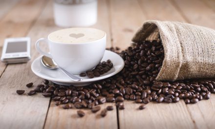 Καφεΐνη: Τι λένε οι μελέτες για τα οφέλη και τις αρνητικές επιπτώσεις