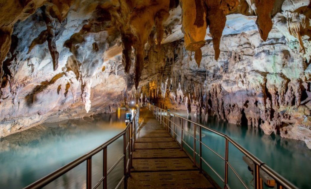Σπήλαιο Λιμνών: Ένας φυσικός παράδεισος στην Αχαΐα