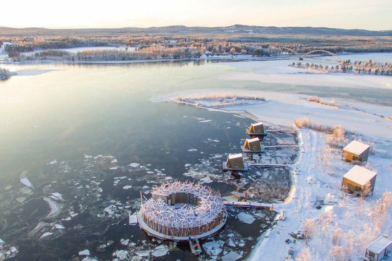 Εντυπωσιακό ξενοδοχείο στη Σουηδία πάνω σε ποταμό, με θέα το Βόρειο Σέλας