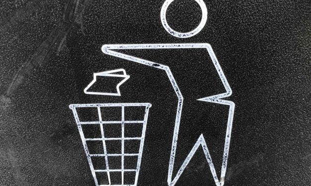 Ο Δήμος Πειραιά αντικαθιστά τους κάδους απορριμμάτων και καθαρίζει τους δρόμους