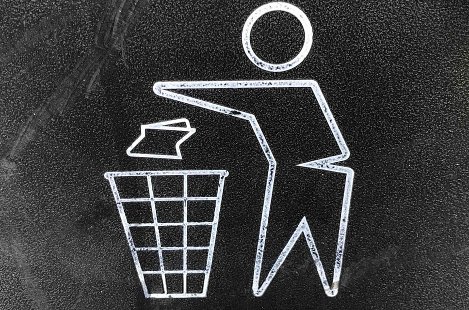 Ο Δήμος Πειραιά αντικαθιστά τους κάδους απορριμμάτων και καθαρίζει τους δρόμους