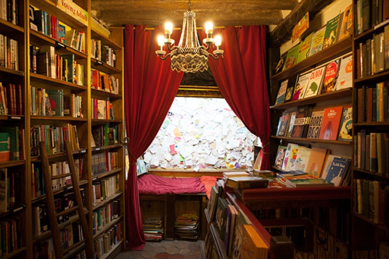 Ένα μαγικό βιβλιοπωλείο στο Παρίσι.. στο οποίο μπορείς να ζήσεις