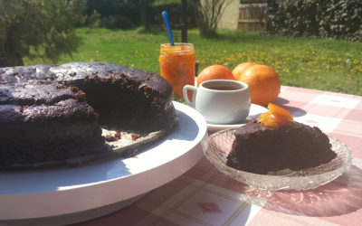 Vegan ή νηστίσιμη σοκολατόπιτα με γλάσο μαύρης ζάχαρης