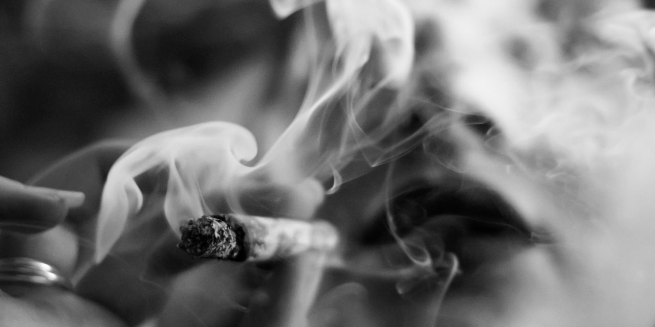 Η μοναξιά αυξάνει το κάπνισμα, σύμφωνα με νέα μελέτη