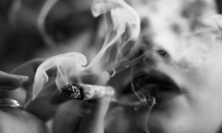 Η μοναξιά αυξάνει το κάπνισμα, σύμφωνα με νέα μελέτη