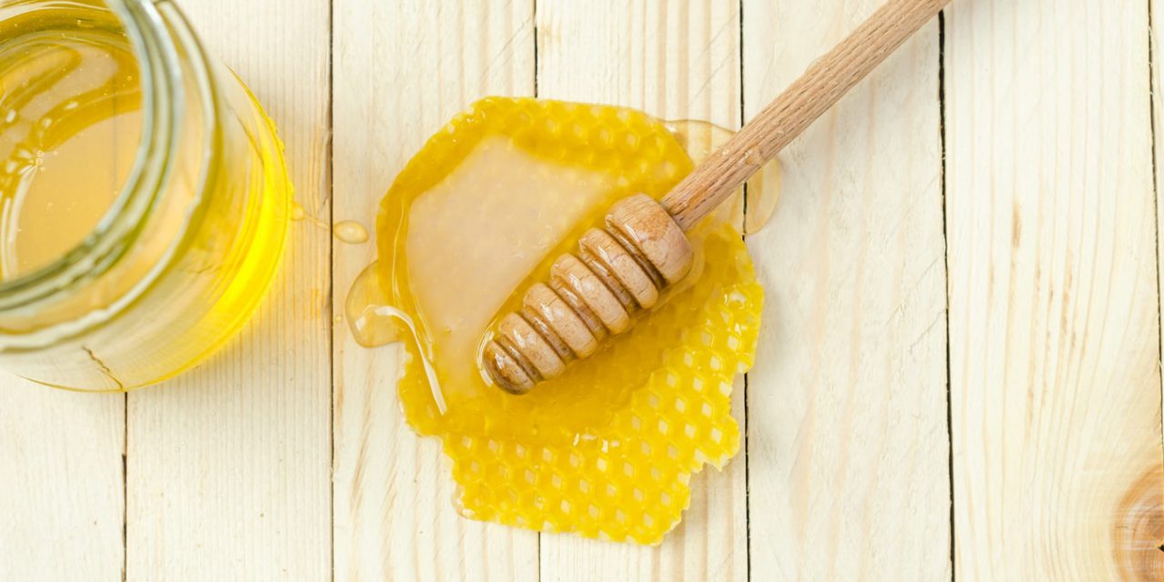 Μέλι στο πρόσωπο: Πού βοηθάει & Συνταγές