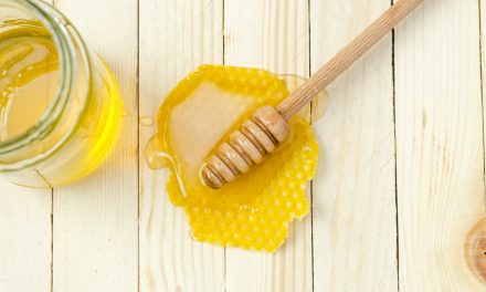 Μέλι στο πρόσωπο: Πού βοηθάει & Συνταγές