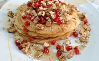 Pancakes με μέλι, καρύδια και φρούτα